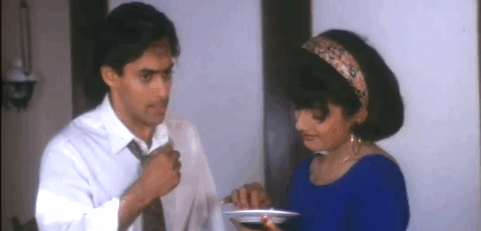 Salman Khan eats oranges in Andaz Apna Apna